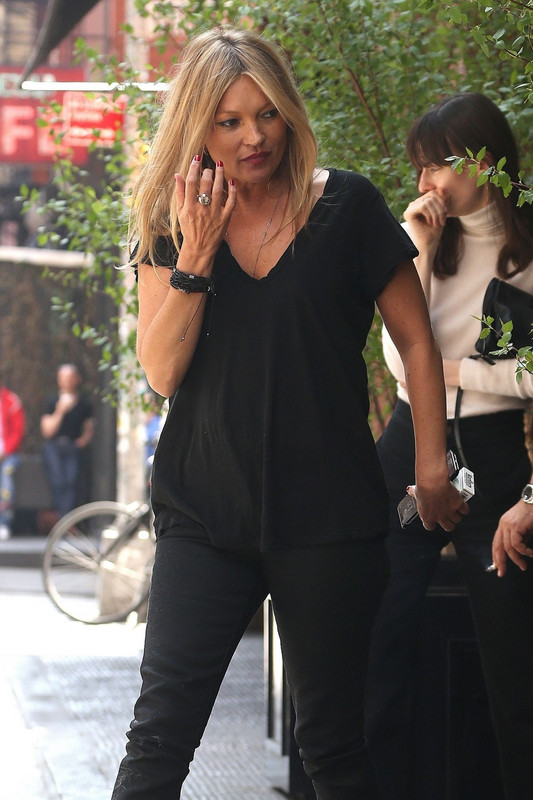 kate-moss-at-a-smoke-break-in-new-york-05-09-2018-7