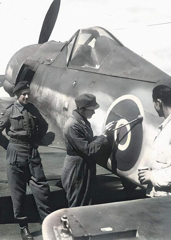 Fw 190 trouvé dans les bois en Russie Prisonniers-de-guerre-l-avion-a-t-captur-Kalstrup-et-d-sign-AM037-Il-s-est-cras-au-nord-de