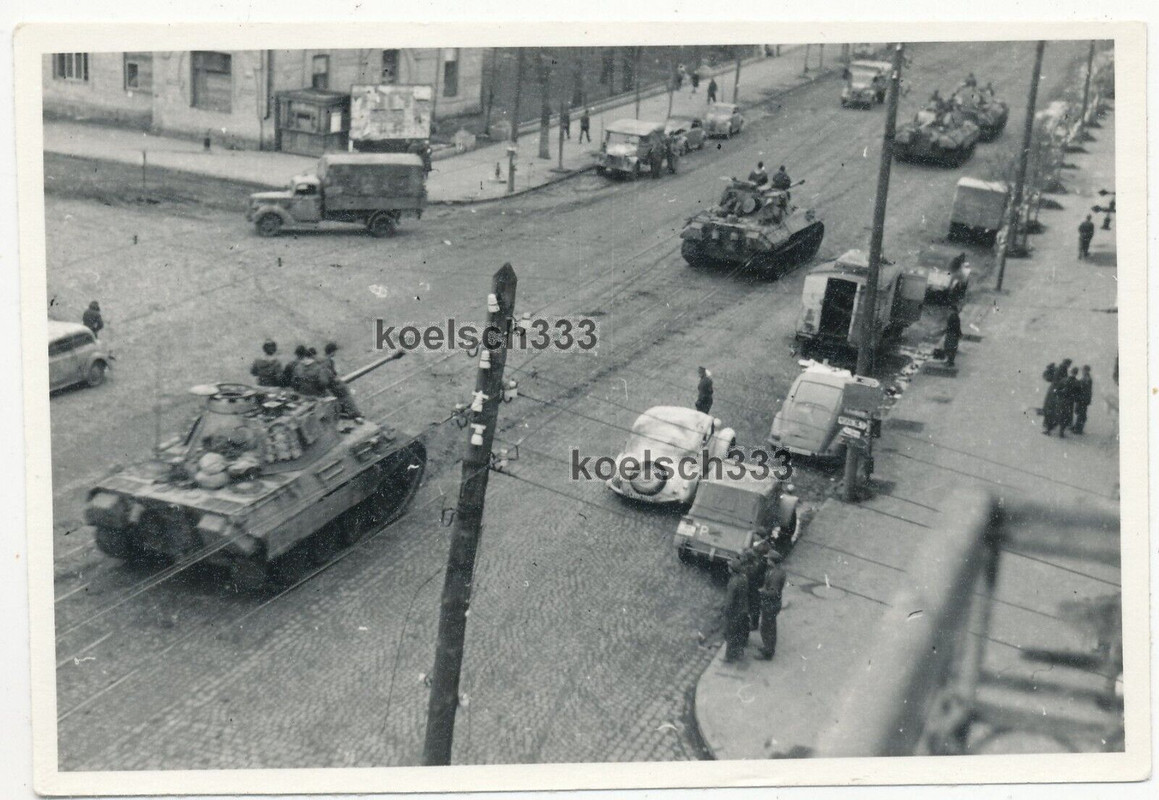 Foto Wehrmacht Ostfeldzug Russland Panther Panzer V in Frontstadt ! VW Kübel PKW