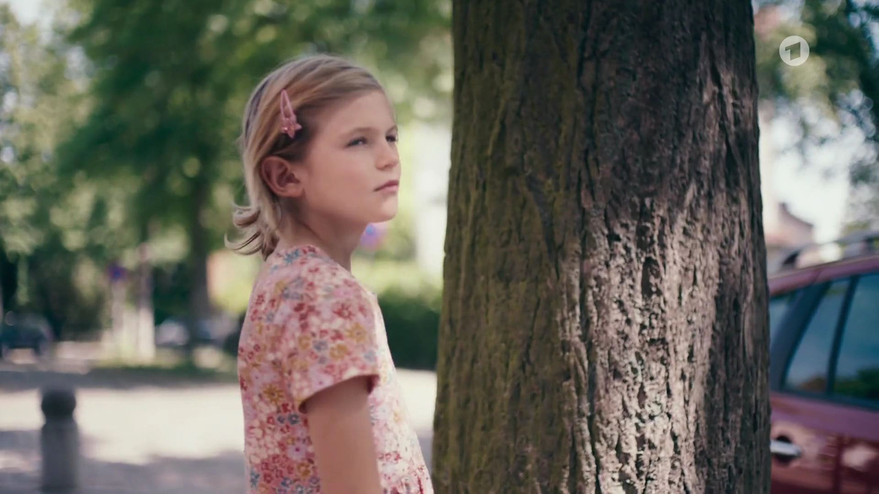 Einfach Nina (2022)_00_37_38_00_150