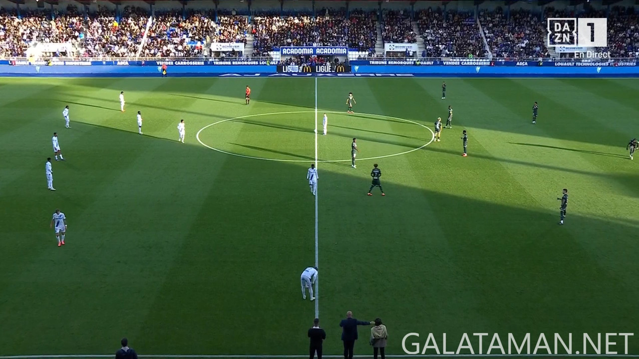 [Image: 09-14-18-45-01-DAZN-1-FHD-Auxerre-vs-AS-...41-085.jpg]