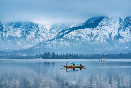 Winter Dal Lake — Winter scenes around Dal Lake