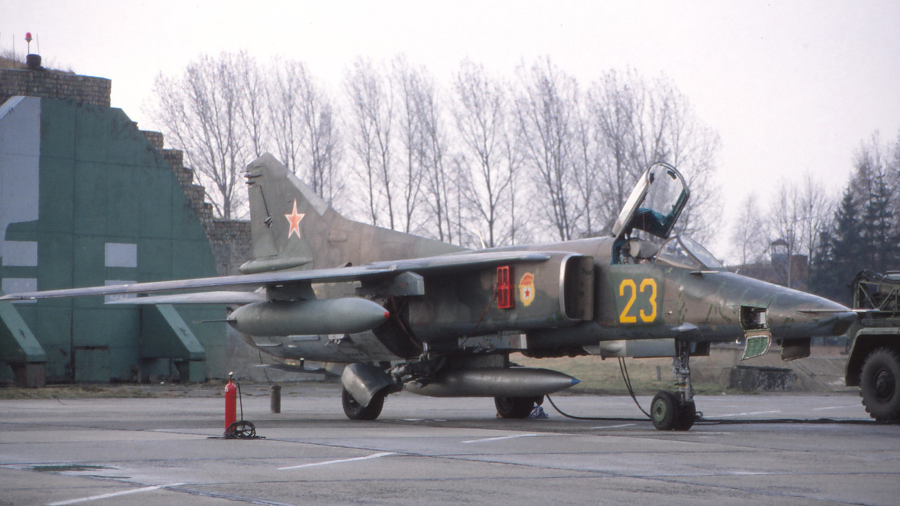 19 GvAPIB Mig-27D Yellow 23_61912561300 (5)_2