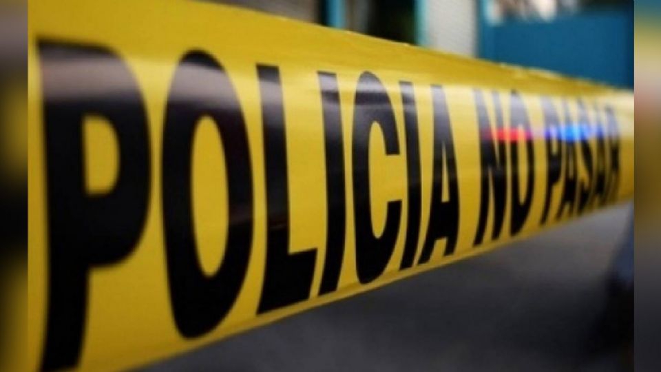 Dos hombres son atacados a balazos dentro de un domicilio; uno de ellos murió