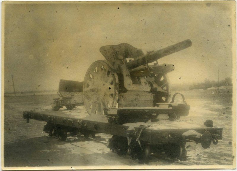 105-мм пушка, брошенная немцами при отступлении.