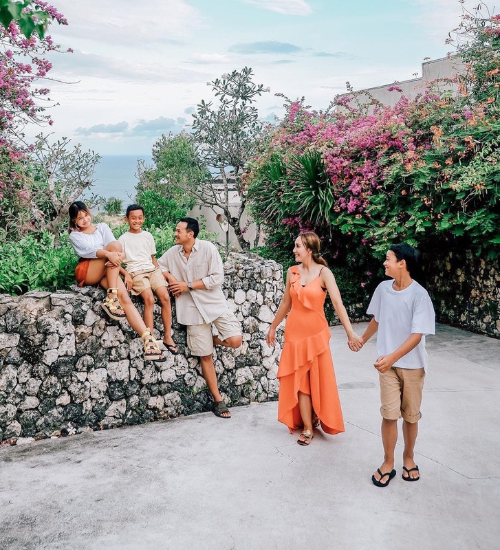 Potrek kompak keluarga Oka Antara saat staycation di sebuah resor mewah di Bali.