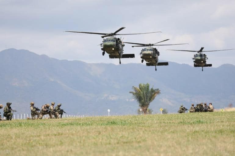 Armée Colombienne / Military Forces of Colombia / Fuerzas Militares de Colombia - Page 14 US-ARMY-82nd-Airborne-Division-Paratroopers-Dynamic-Force-Exerci