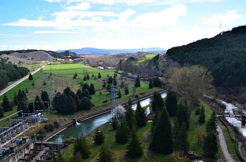 EMBALSE Y CASTILLO DE AGUILAR DE CAMPOO-4-4-2014-PALENCIA - Paseando por España-1991/2016 (18)