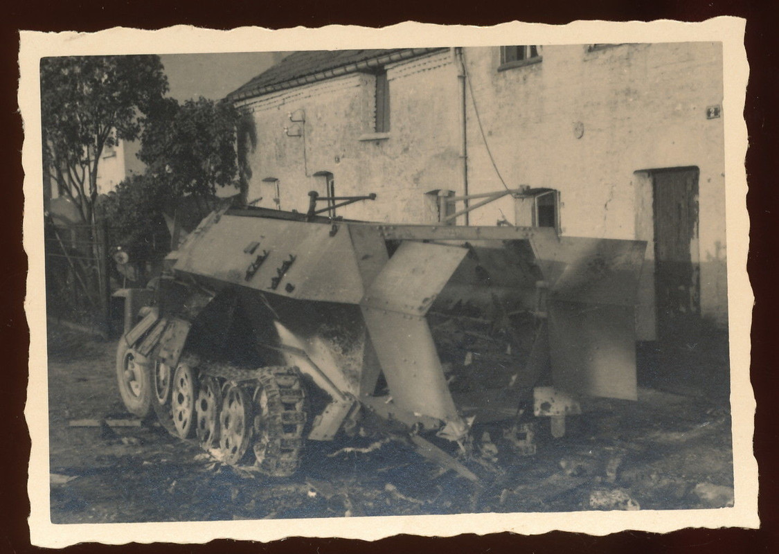 Foto - wohl Deutsches zerstörtes SD KFZ 251