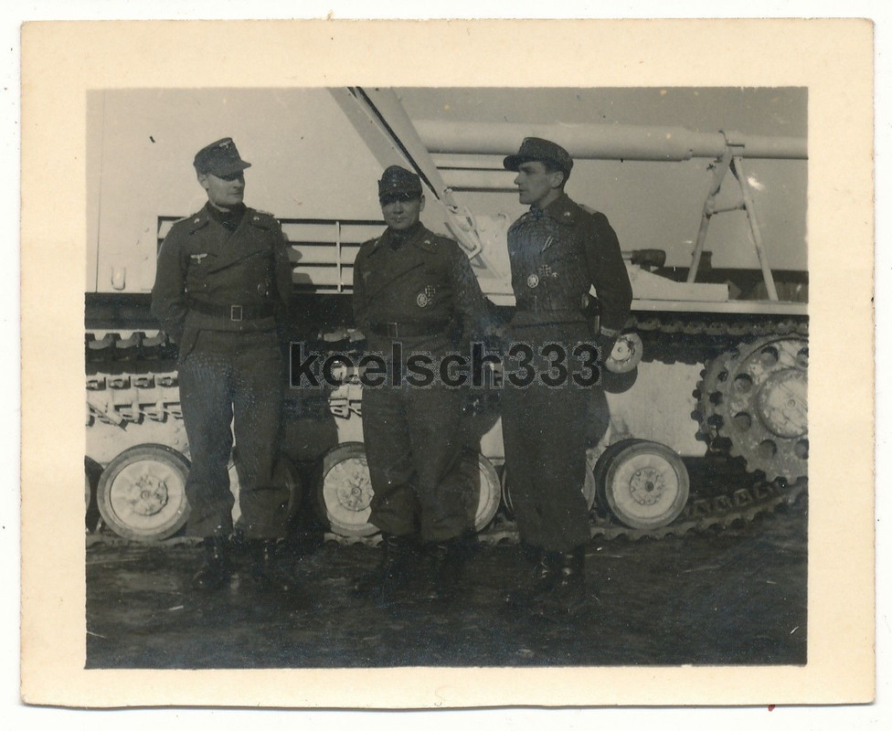 Foto StuG Panzermänner mit Orden am Panzerjäger Panzer