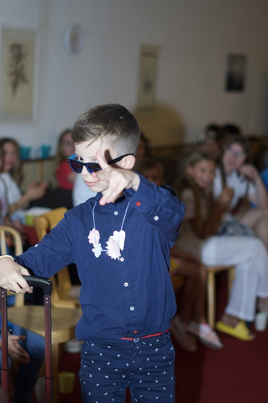 jeune enfant apprend l'anglais