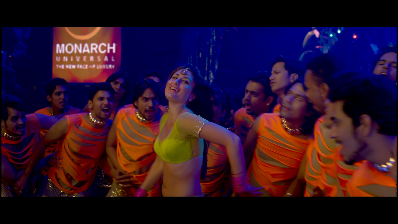 [Image: Kareena-Kapoor-Hot-Halkat-Jawani-From-He...-44-45.jpg]