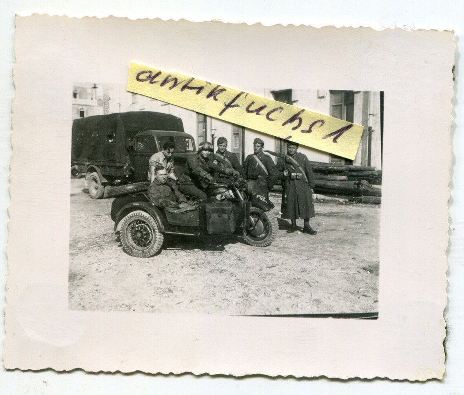 Zündapp KS 750 Krad-Gespann mit Soldaten aus Italien in Ancona 1943