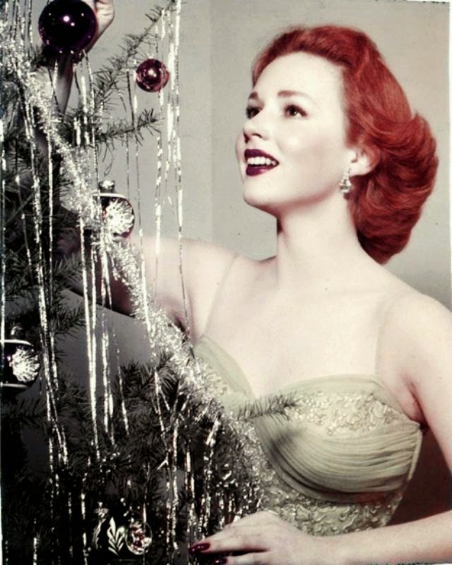 https://i.postimg.cc/gjkXpRSF/Celebrities-Dressed-for-Christmas-in-the-Past-(26).jpg
