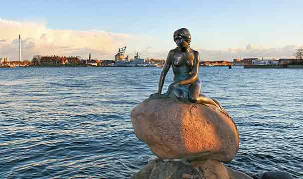 La celebre statua della Sirenetta, uno dei monumenti più conosciuti di Copenaghen (www.copenaghen.net)