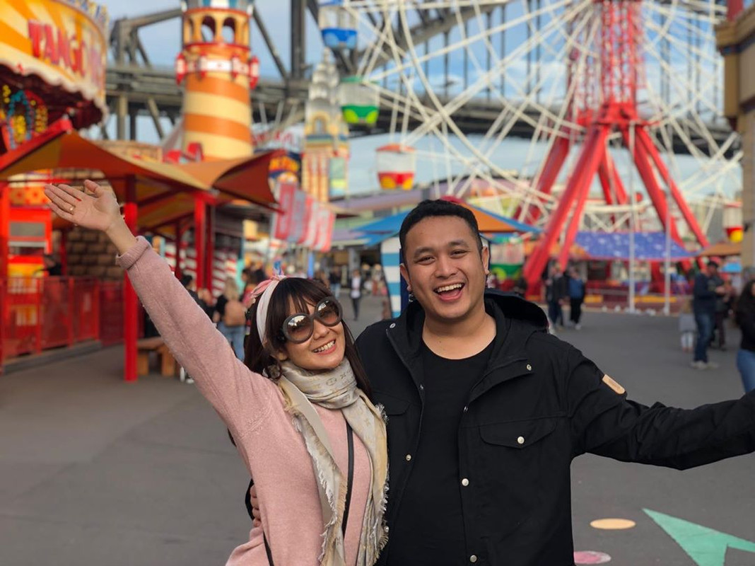 Gilang Dirga dan Istrinya Adiezty Fersa saat berlibur ke Luna Park Sydney, Australia.