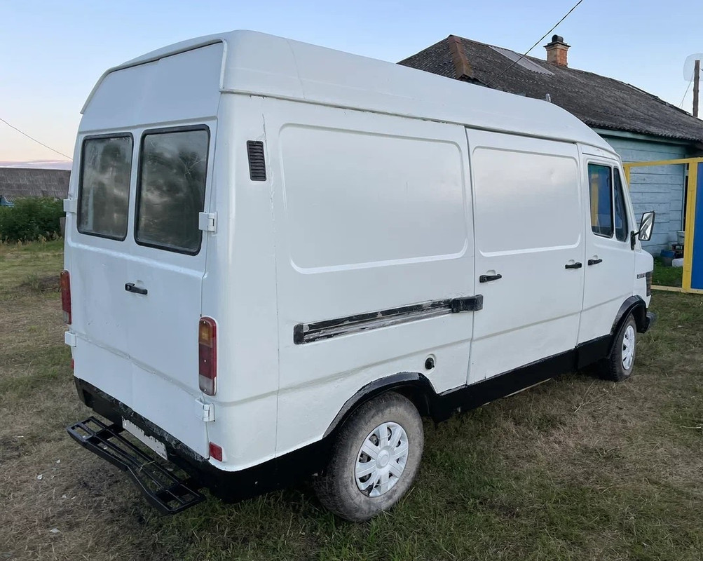 Mercedes-Benz-207D Van