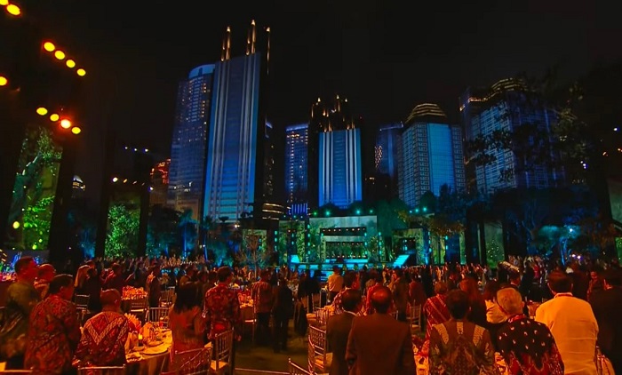 Belasan gedung pencakar langit yang berdiri di kawasan Pusat Distrik Bisnis Sudirman (SCBD) yang posisinya ada di seberang Hutan Kota GBK menjadi layar raksasa bagi pertunjukan video mapping selama berjalannya gala dinner KTT ke-43 ASEAN di Jakarta, Rabu (6/9/2023).