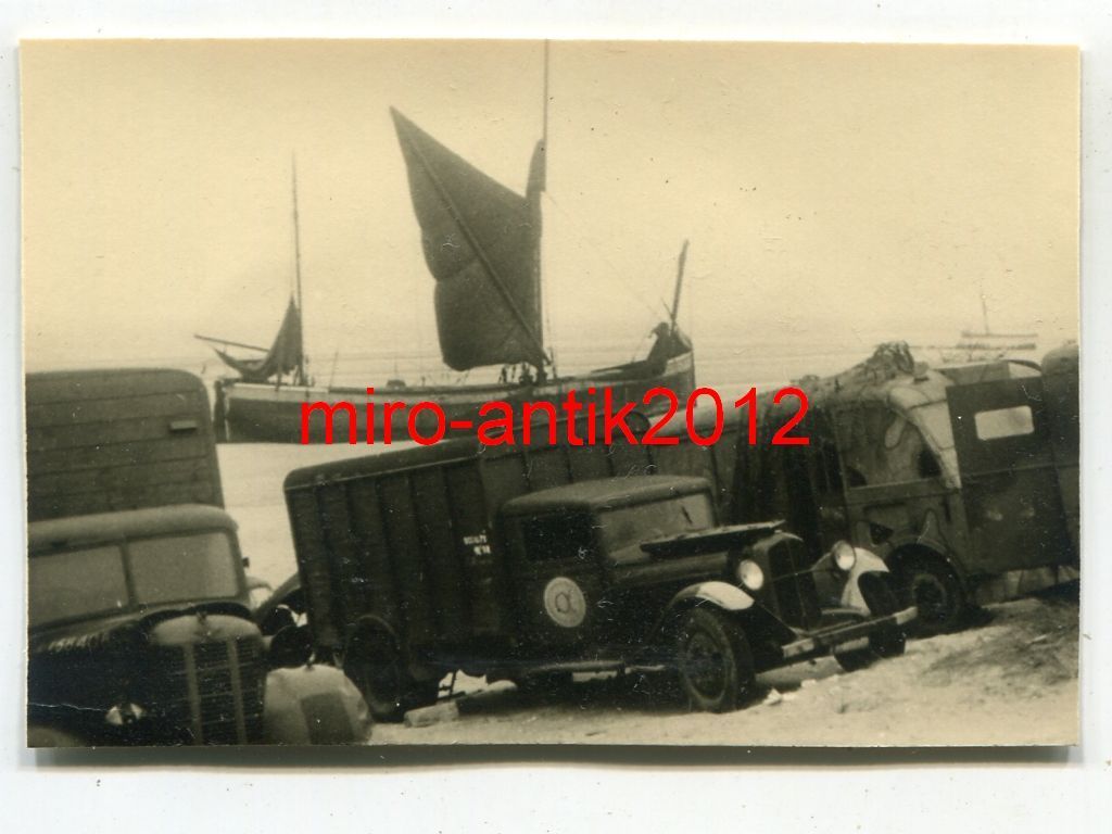 Foto, zerstörte englische LKW am Strand, Dünkirc