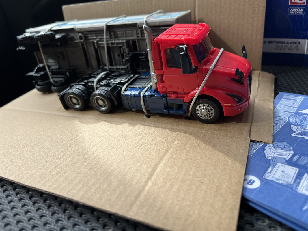 Transformers-Generations-VNR-Optimus-Prime-01