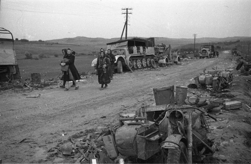 Освобождение Югославии от фашистских захватчиков. Разгромленная немецкая автоколонна.