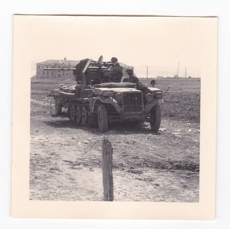 Foto mit Deutschen Kameraden auf einen Panzerspähwagen mit Flak, Geschütz 2 WK