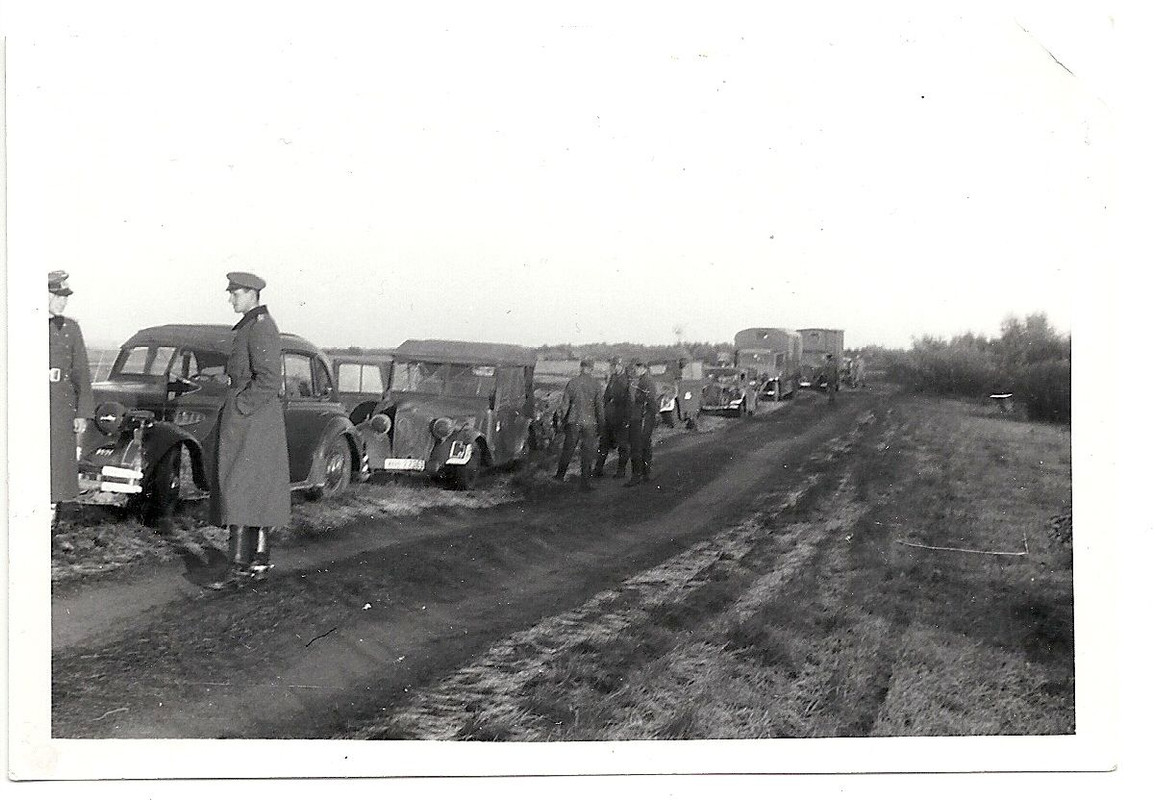 Orig.Foto LKWs Autos Kolonne Desna - Übergang Ok