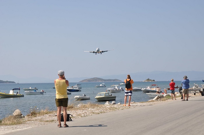 Ilustrasi pesawat mendarat di Bandara Skiathos, Yunani.