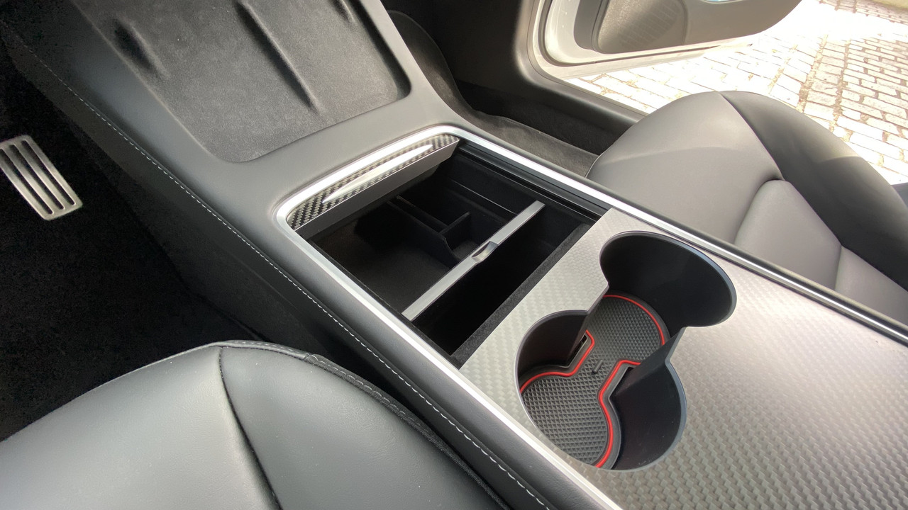 Tesla-Model-3-Carbone-console-centrale.j