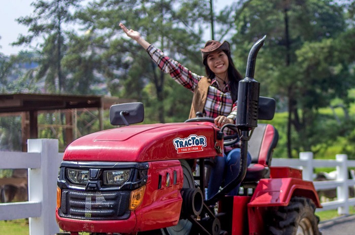 Tractour de Farm, wahana di Cimory Dairyland Puncak.