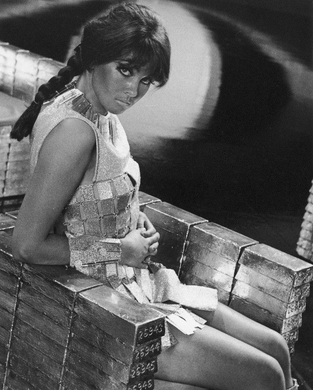 Caroline_Munro_c11