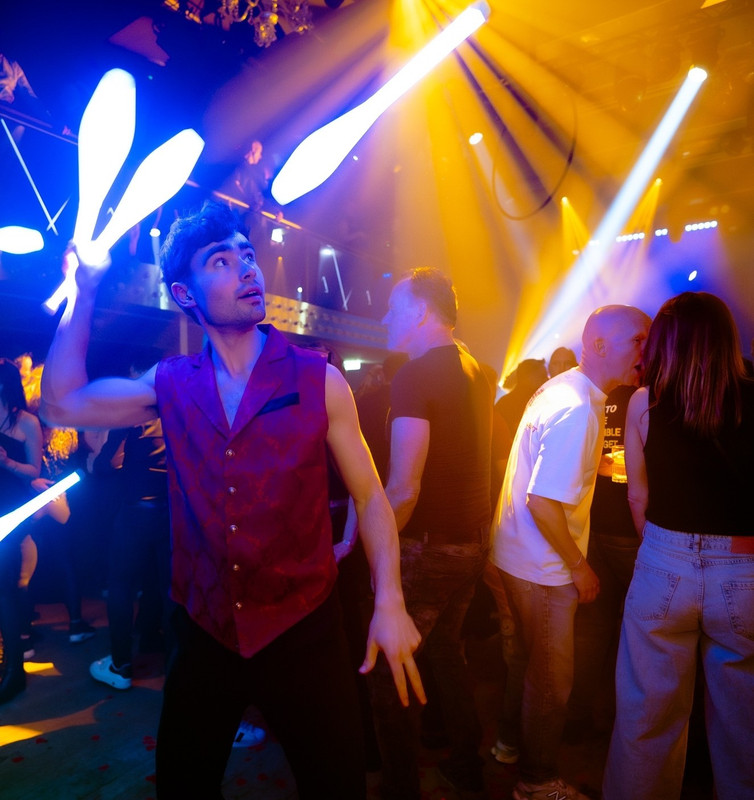 LED-jongleerperformance