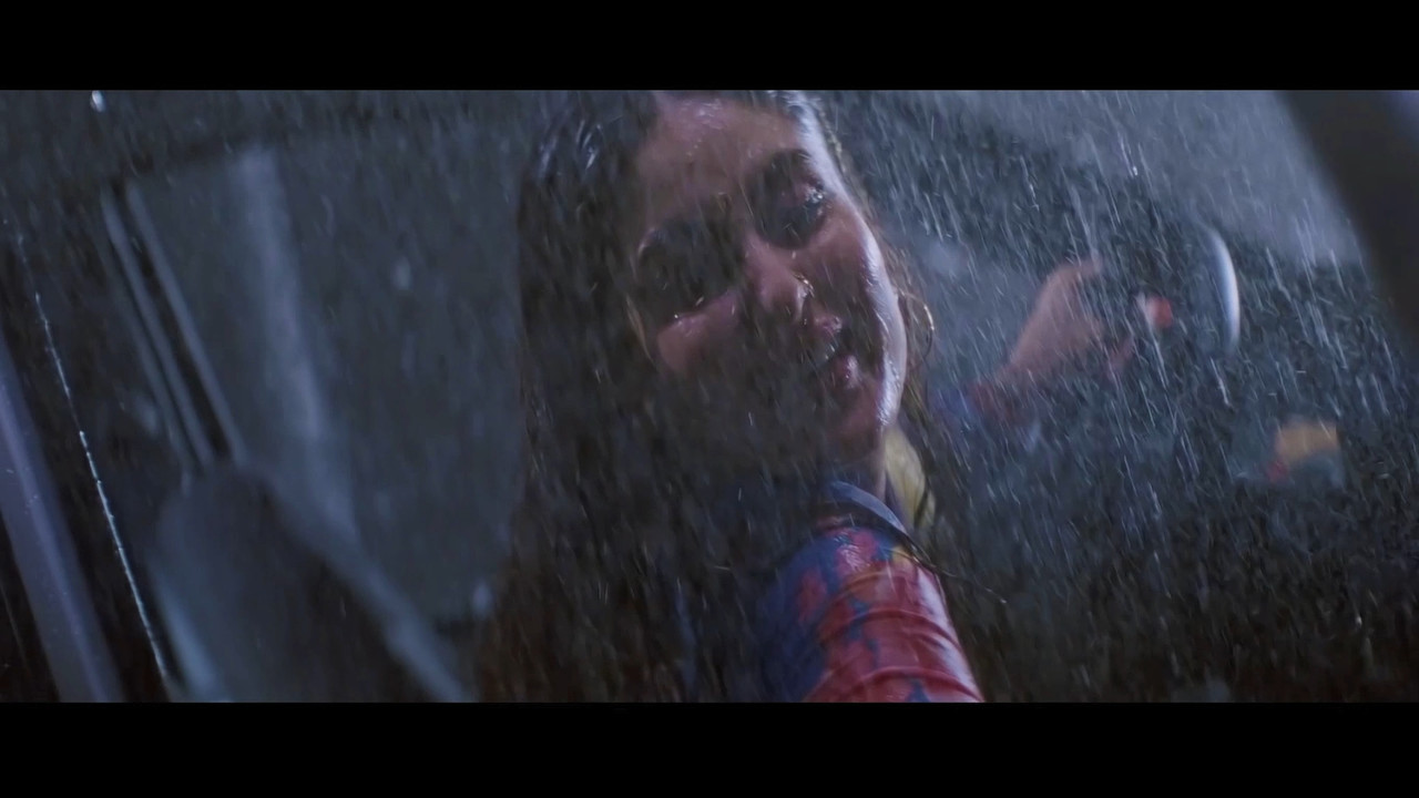 [Image: Kareena-Kapoor-Khan-Hot-Song-From-Chamel...-13-14.jpg]