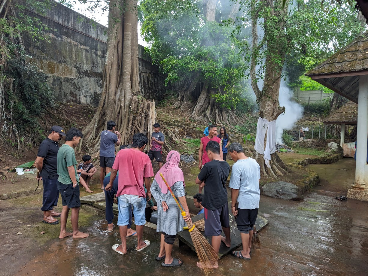 Gotong royong pemeliharaan Sendang Tlogo Tangi