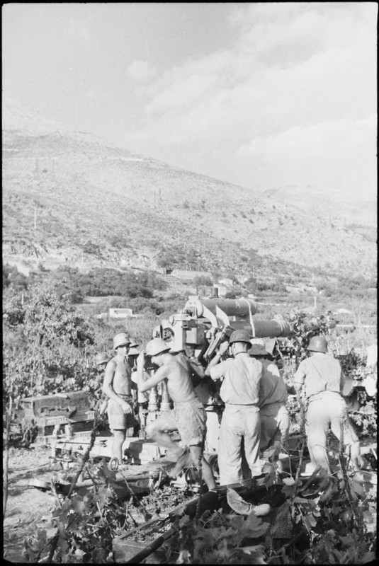 En Crète, les artilleurs du canon A de la 3e batterie du FlaK-Regiment 23 s'activent autour d'un can