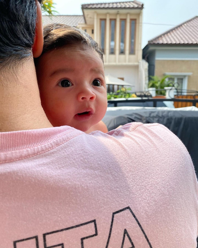 Jadi papa siaga, ini 7 potret suami Rianti Cartwright asuh buah hati