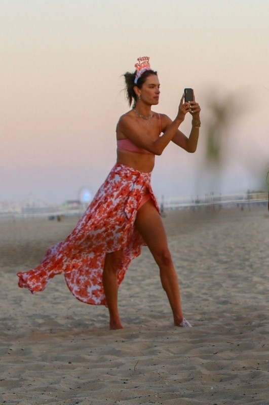 Alessandra-Ambrosio-UPSKIRTSTARS-COM-1024x1536-15