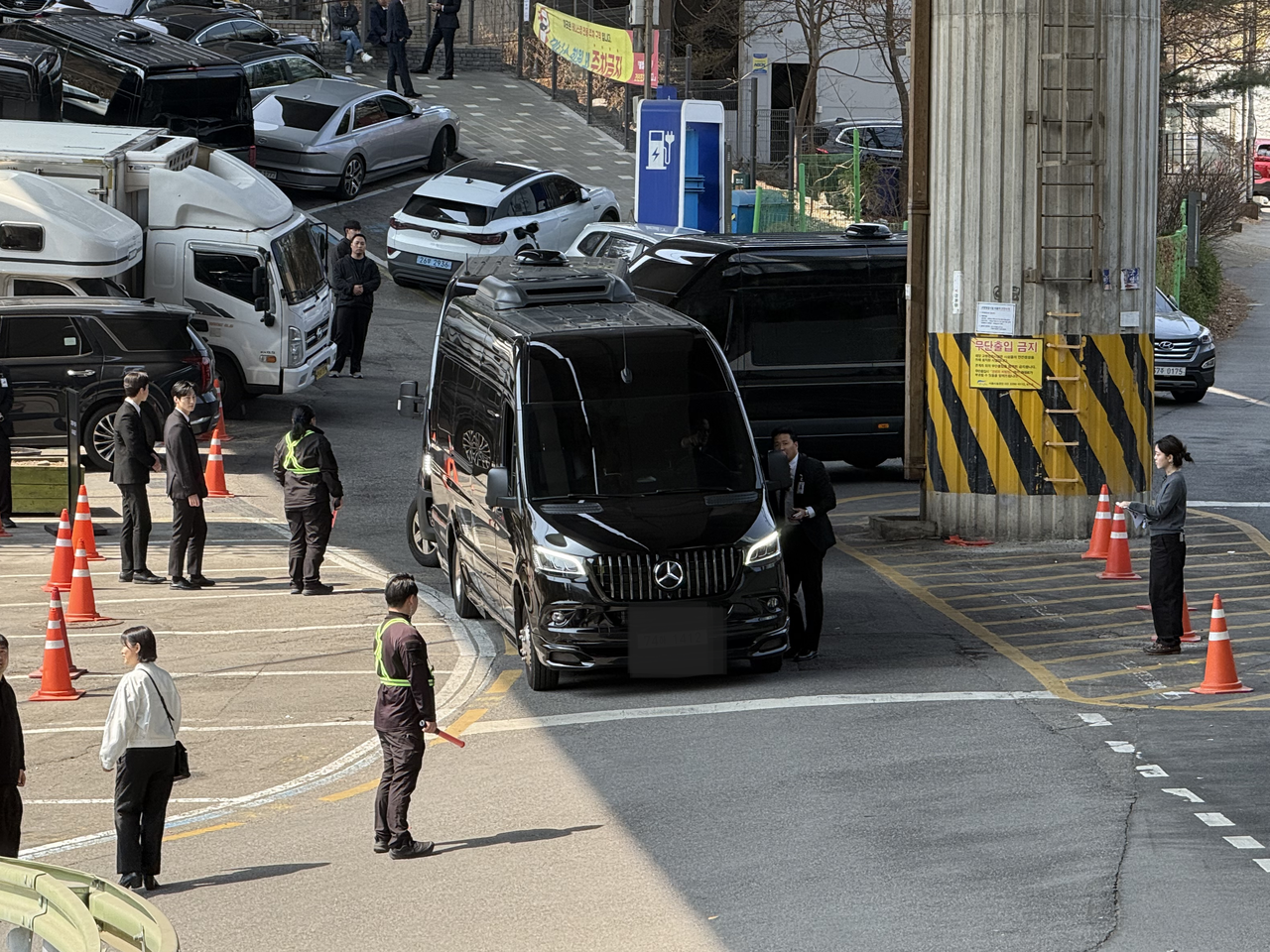 COS Seoul Fashion Show GroundK on-site VIP protocol response 1