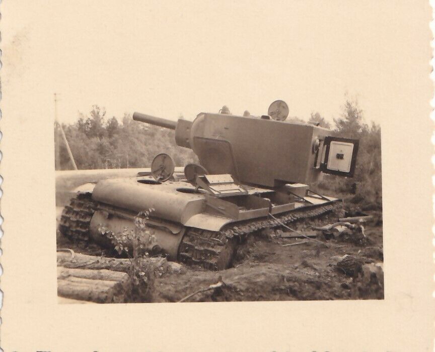 zerstörter Panzer KW 2 bei Lida Лида Belarus Russland Juli 1941