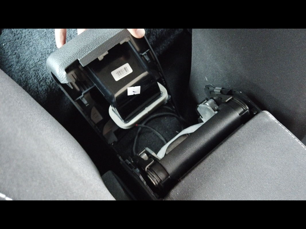 VW-Golf-MK7-5G_Rear-USB-ports_15