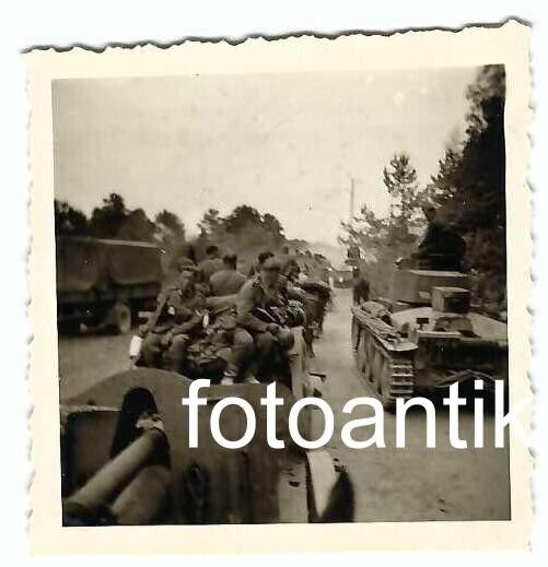Foto 2 WK Frankreich Soldaten Vormarsch Geschütz Panzer Ausrüstung