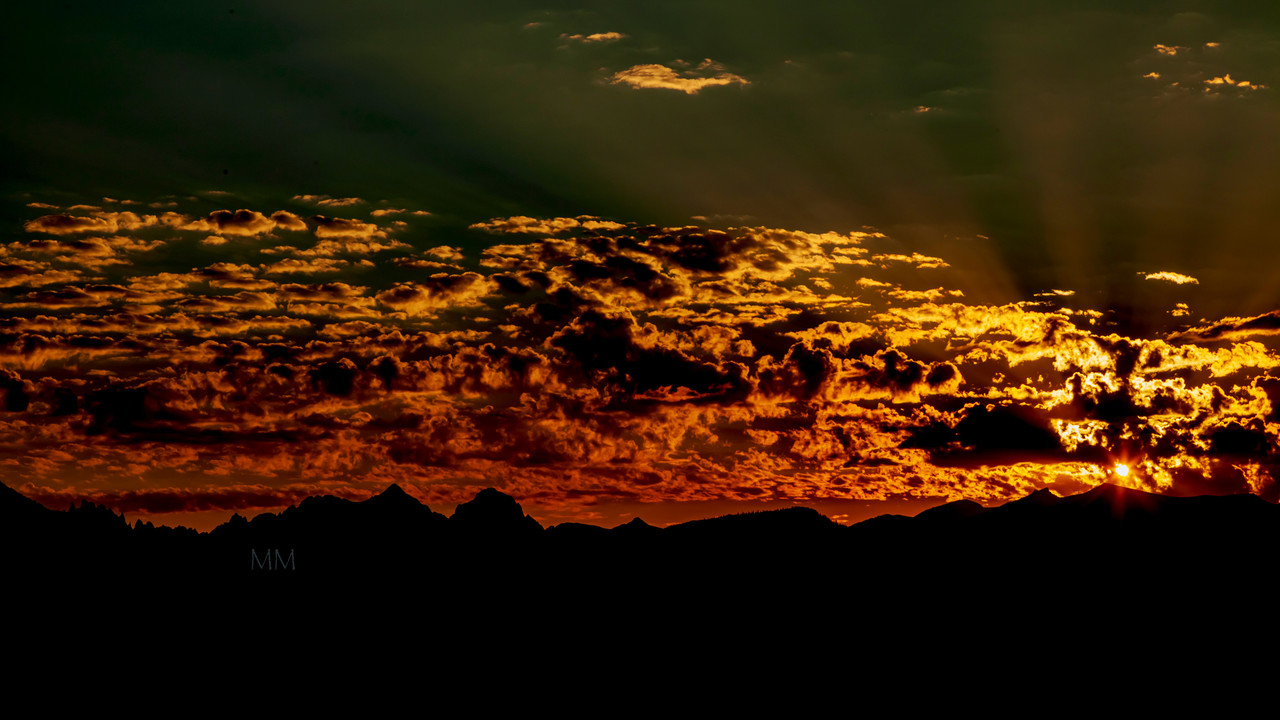 [Image: Sunset_over_Mammoth_Mountain_range_mm.jpg]