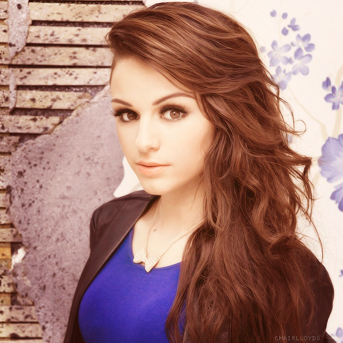 Die 30 Jahre alte 156 cm große Cher Lloyd im 2024 Foto