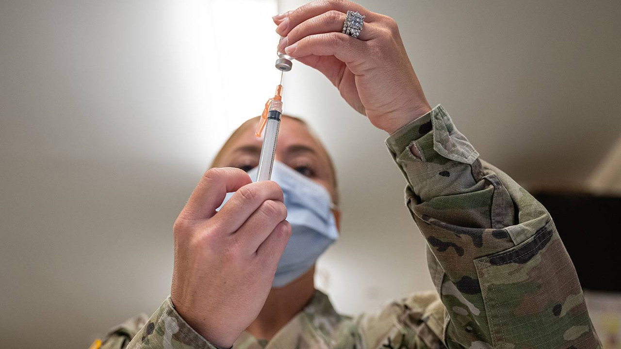 Ejército de EU comienza a expulsar a soldados que rechazaron la vacuna COVID-19