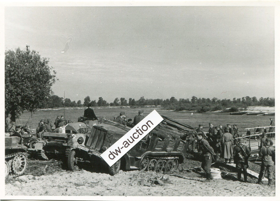 Panzer Spähwagen und SdKfz Halbkette vor Behelfs