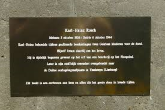 Placa de la estatua, donde se explica el hecho