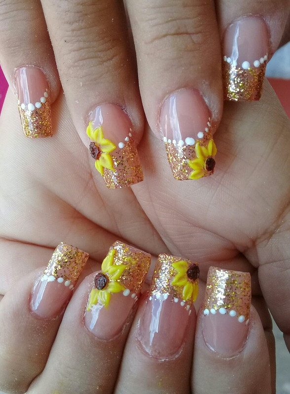 Uñas de acrilico doradas