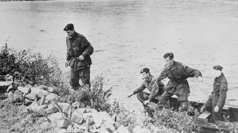 Cuatro paracaidistas británicos atraviesan un río