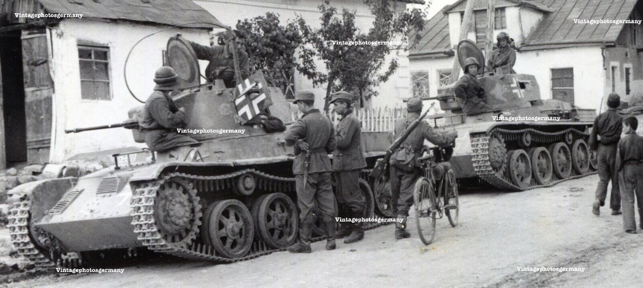 D1180 Foto Balkan Ungarische Beute - Panzer 38M Toldi mit Balkenkreuz (1)