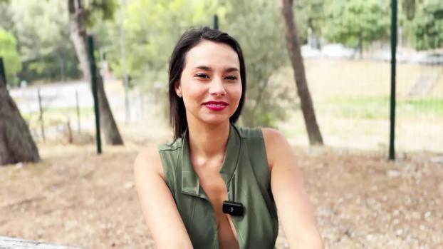 JacquieEtMichelTV – Lia – 28, always loves to be on the move!